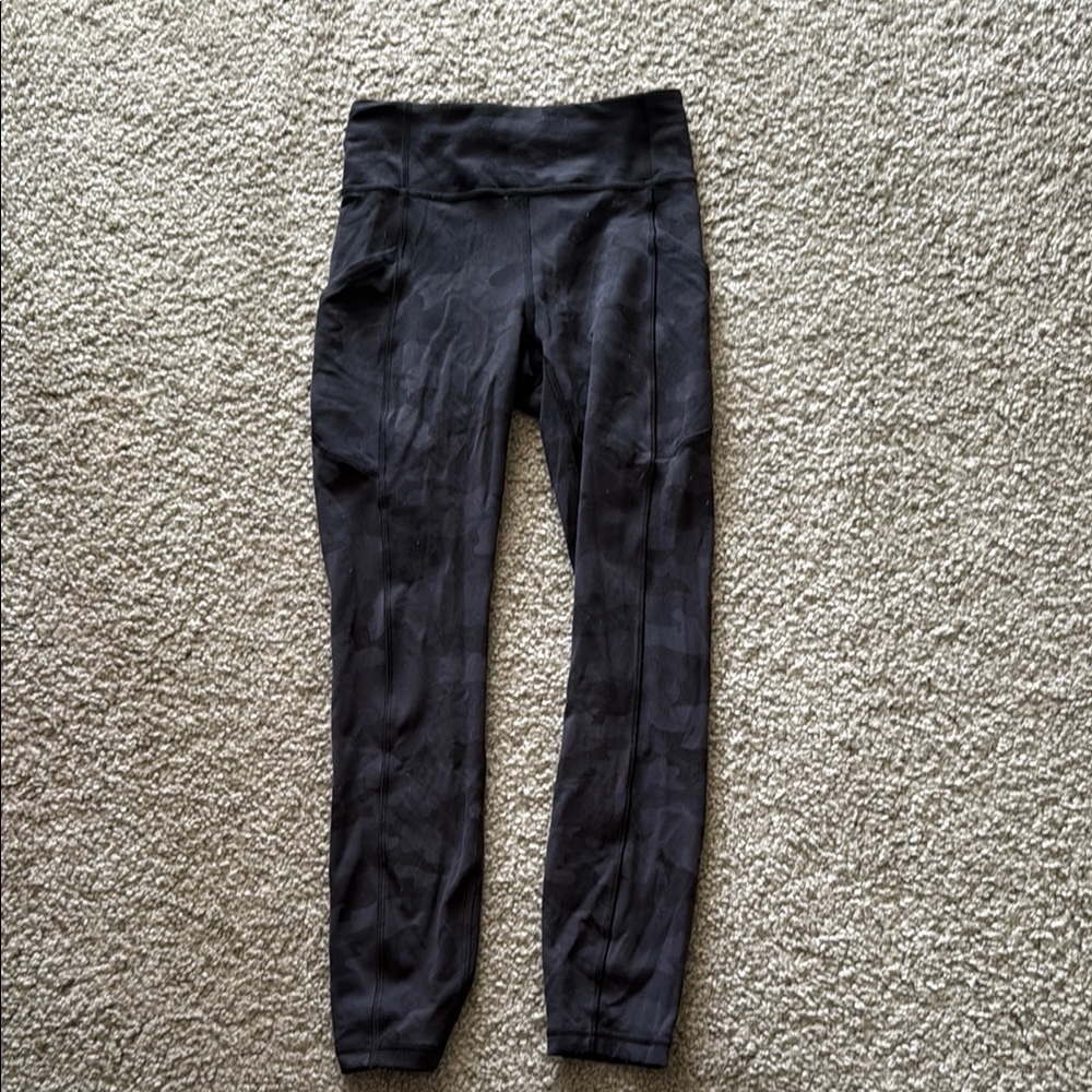 Lululemon black camo leggings with pockets